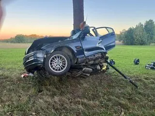 Auto owinęło się wokół drzewa