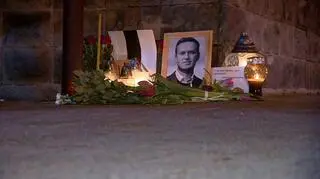 Znicze pod konsulatem po śmierci Aleksieja Nawalnego
