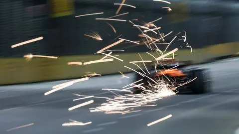 Kuriozalna kolizja w alei serwisowej. Działo się w Singapurze