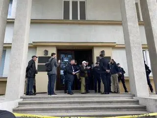 Krystian Waksmundzki rozmawia z wojewodą małopolskim Łukaszem Kmitą