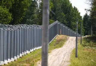 Migranci chcieli przekroczyć granicę, w ręce żołnierza wybuchł granat