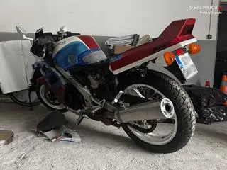 Motocyklista wjechał w policjantów