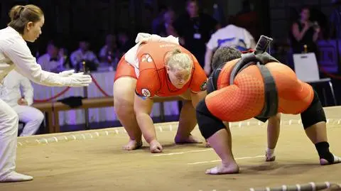 Sędzia ma przy sobie nóż, zawodnik je i płacze. Polska potęgą sumo