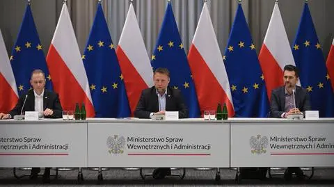 Marcin Kierwiński, Piotr Malepszak i Cezary Tomczyk podczas odprawy na temat sytuacji na granicach