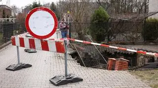 Pod ziemią zniknęło ogrodzenie z furtką. Zapadlisko w Będzinie