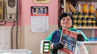 Sprzedawczyni z gazetą Patriotycznego Bloku Wyborczego w miejscowości Florești 