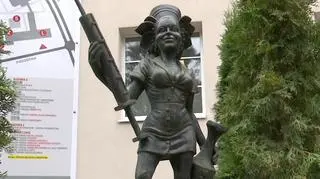 Rzeźba bachantki Zdrowitki przed Szpitalem Uniwersyteckim w Zielonej Górze