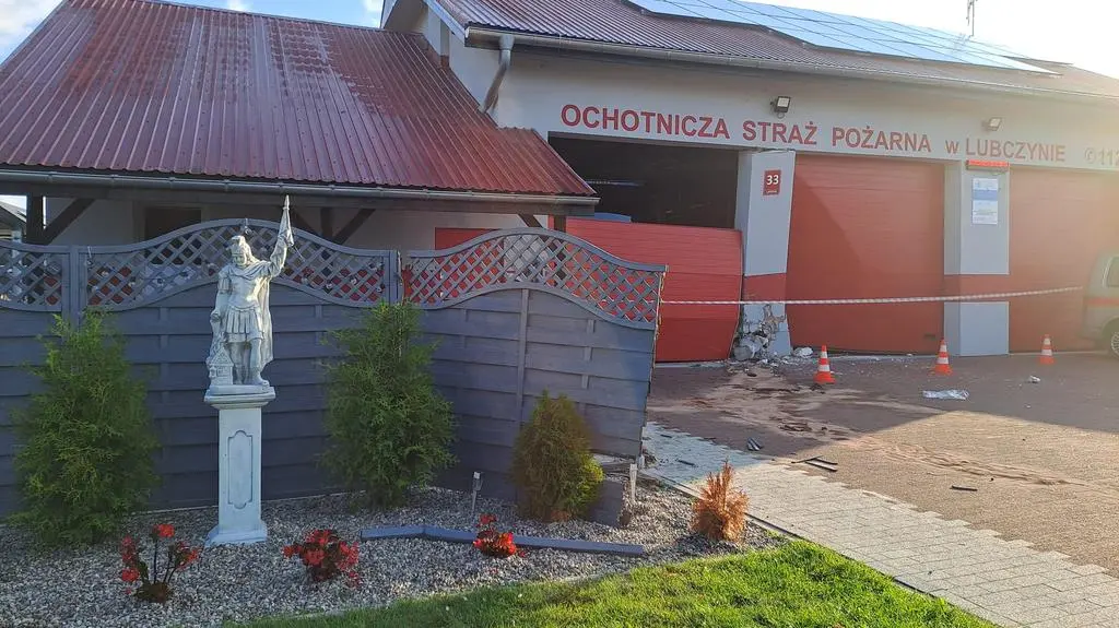Samochód wjechał w remizę strażacką. Lubczyna