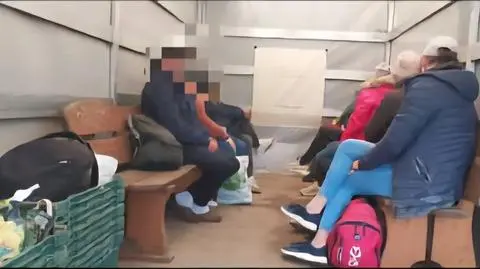 Wiózł 9 osób. Siedziały na drewnianych ławkach