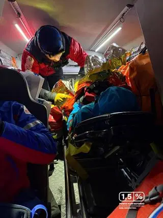 Wychłodzeni turyści w górach