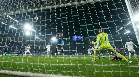 Dwa metry, pusta bramka i nie ma gola. Wielkie szczęście Realu w końcówce