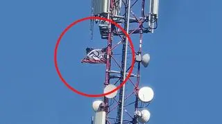 Flaga z sierpem i młotem na maszcie