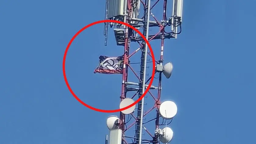Flaga z sierpem i młotem na maszcie telekomunikacyjnym