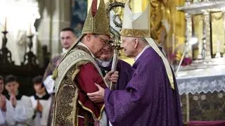 Kard. Grzegorz Ryś i ustępujący metropolita abp Marek Jędraszewski na uroczystym ingresie w katedrze na Wawelu