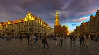 "Stanęłyby niektóre fabryki, a część szpitali miałaby problem z obsadą kadry"