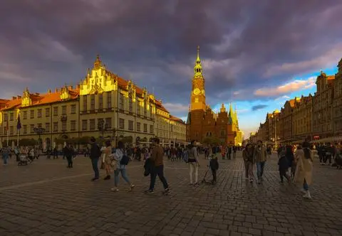 "Stanęłyby niektóre fabryki, a część szpitali miałaby problem z obsadą kadry"