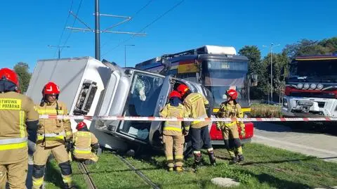 Zderzenie samochodu dostawczego z tramwajem. Są poszkodowani