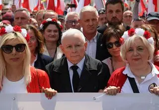 Macierewicz, Bąkiewicz... Kto szedł w marszu Nawrockiego