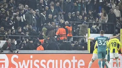 Bójka na trybunach, mecz przerwano. Zespół Polaka gra dalej