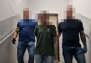 Brutalny atak na przystanku tramwajowym