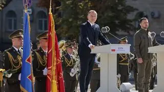 Kwiaty w symbolicznym miejscu. Prezydent Andrzej Duda w Kijowie