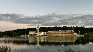 Trybuny nad jeziorem