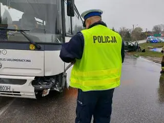 Zderzenie autobusu szkolnego z samochodem osobowym w Sadkowicach