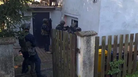 Policjanci siłowo weszli do domu