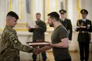 Jewhen Palczenko, uhonorowany tytułem Bohatera Ukrainy, otrzymał order Złotej Gwiazdy z rąk prezydenta Wołodymyra Zełenskiego. Zdjęcie z 23 maja  