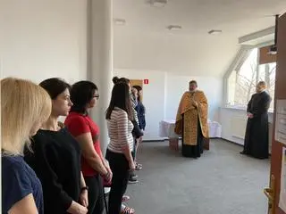 Ksiądz protojerej Marek Wawreniuk odwiedził, przebywających w Łomży, uchodźców z Ukrainy
