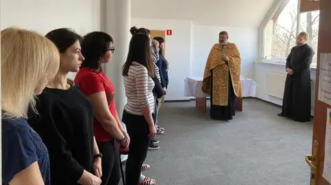 Ksiądz protojerej Marek Wawreniuk odwiedził, przebywających w Łomży, uchodźców z Ukrainy
