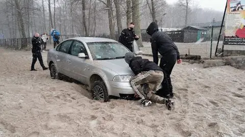 Przy Kamiennym Szańcu w Kołobrzegu na plażę chciał wjechać kierowca Volkswagena 