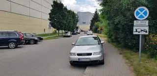 Tutaj znak został przekręcony po lewej stronie. Gdyby się do niego stosować, nie można byłoby postawić auta na wyznaczonym parkingu 