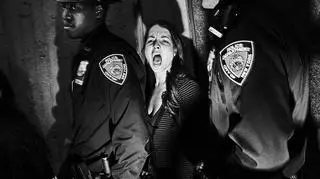 Nowy Jork. Zdjęcie z zamieszek w Harlemie, które towarzyszyły protestom organizowanym w ramach Occupy Wall Street. Mieszkańcy Harlemu protestowali przeciwko działaniom policji – kiedy jednak zablokowali dojście do komisariatu, zaczęto usuwać ich siłą. Zdjęcie jest częścią fotoreportażu dokumentującego akcję Occupy w Nowym Jorku. Październik 2011.