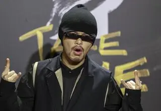 "Pielęgniarka bogini" znaleziona martwa w hotelowej wannie. Media o zatrzymaniu znanego rapera