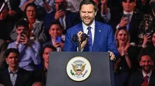 Vance wyciąga telefon i dzwoni do Trumpa. Na wiecu w Budapeszcie 