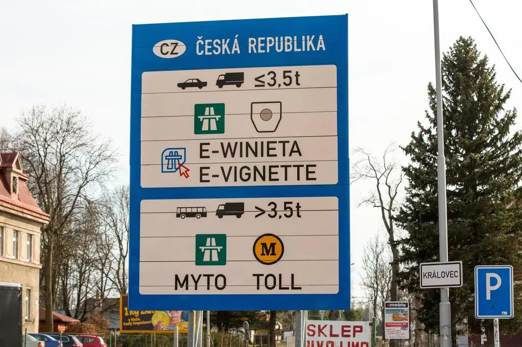Znak na czeskiej autostradzie. 