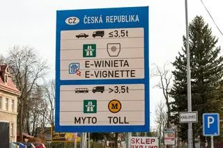 Znak na czeskiej autostradzie. 