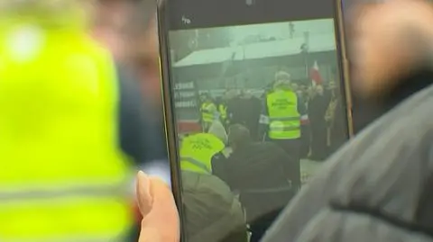 Okrzyki "kłamca" na miesięcznicy. Kaczyński: policja łamie prawo