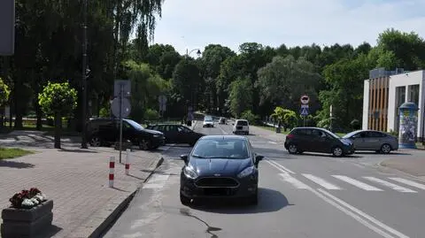 W przechodzącą przez pasy 71-latkę wjechał samochód 