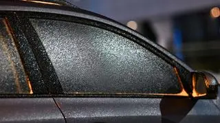 Lód na drogach i chodnikach. Tu należy zachować ostrożność