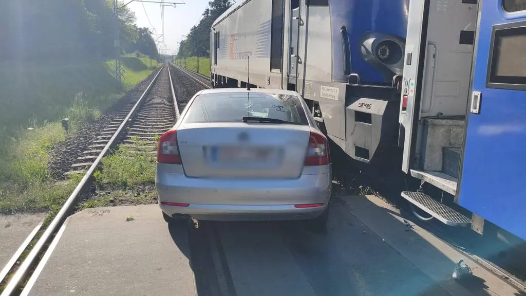 Kierująca uderzyła w jadący pociąg