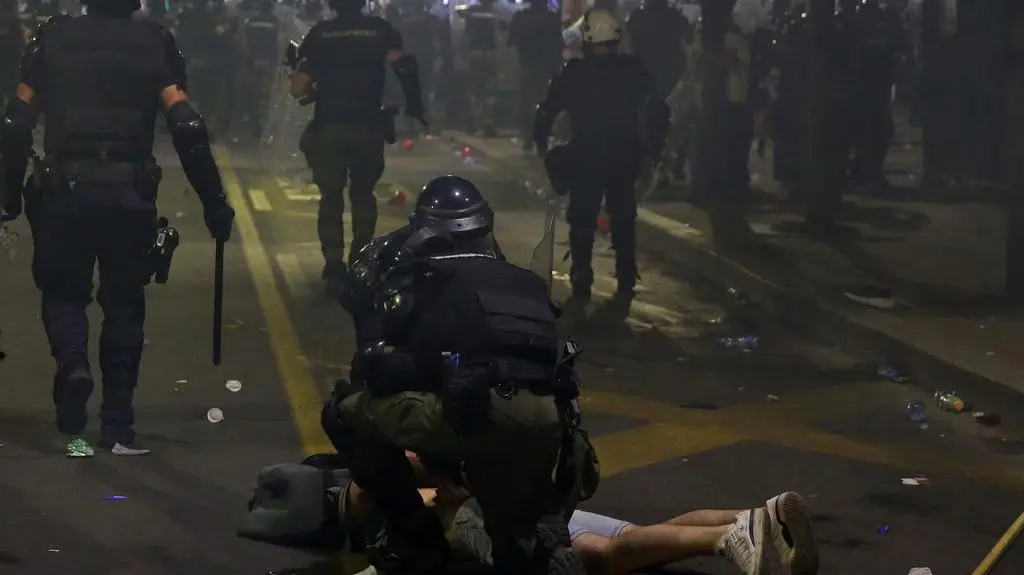 Serbska policja pacyfikuje protestującego (28.06.2025 r.)