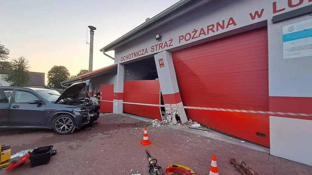 Samochód wjechał w remizę strażacką. Lubczyna