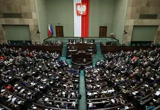 "Fatalny spektakl" w Sejmie. "Wygrali ci, którzy z ciemnych interesów czerpią zyski"