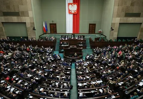 Sześć partii w Sejmie, dwie poza nim. Konfederacja znów na podium. Sondaż