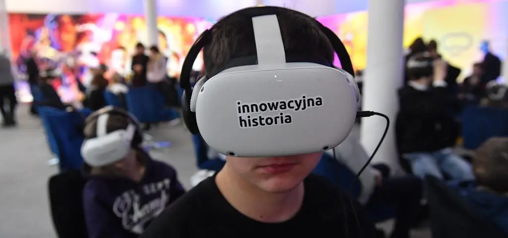 Założyły gogle VR i trafiły na wojnę. Jak rozmawiać z dziećmi?