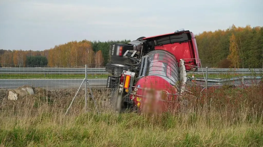 Na autostradzie wywróciła się cysterna 