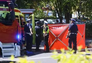 "Przeleciał przez przystanek i pojechał dalej". Zginęły dwie osoby, kierowca przed sądem