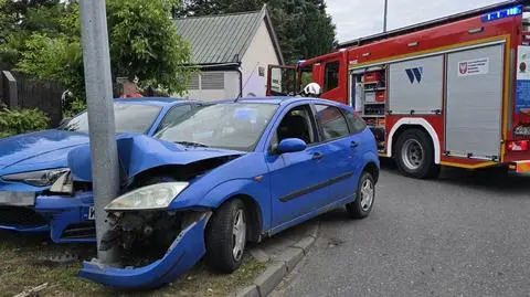 Po zderzeniu jedno z aut wbiło się w słup